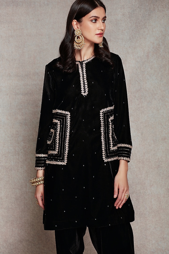 Black Embroidered Kurta Set by Ajiesh Oberoi at Pernia's Pop Up Shop
