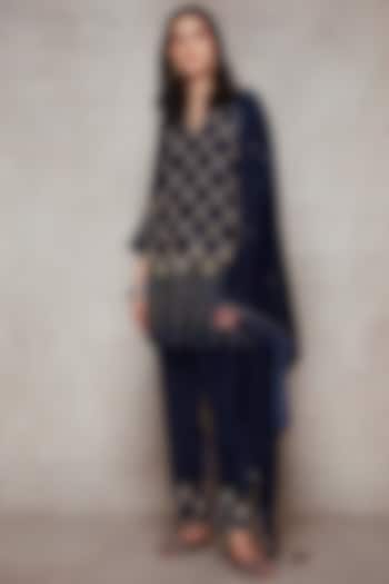 Navy Blue Embroidered Kurta Set by Ajiesh Oberoi at Pernia's Pop Up Shop