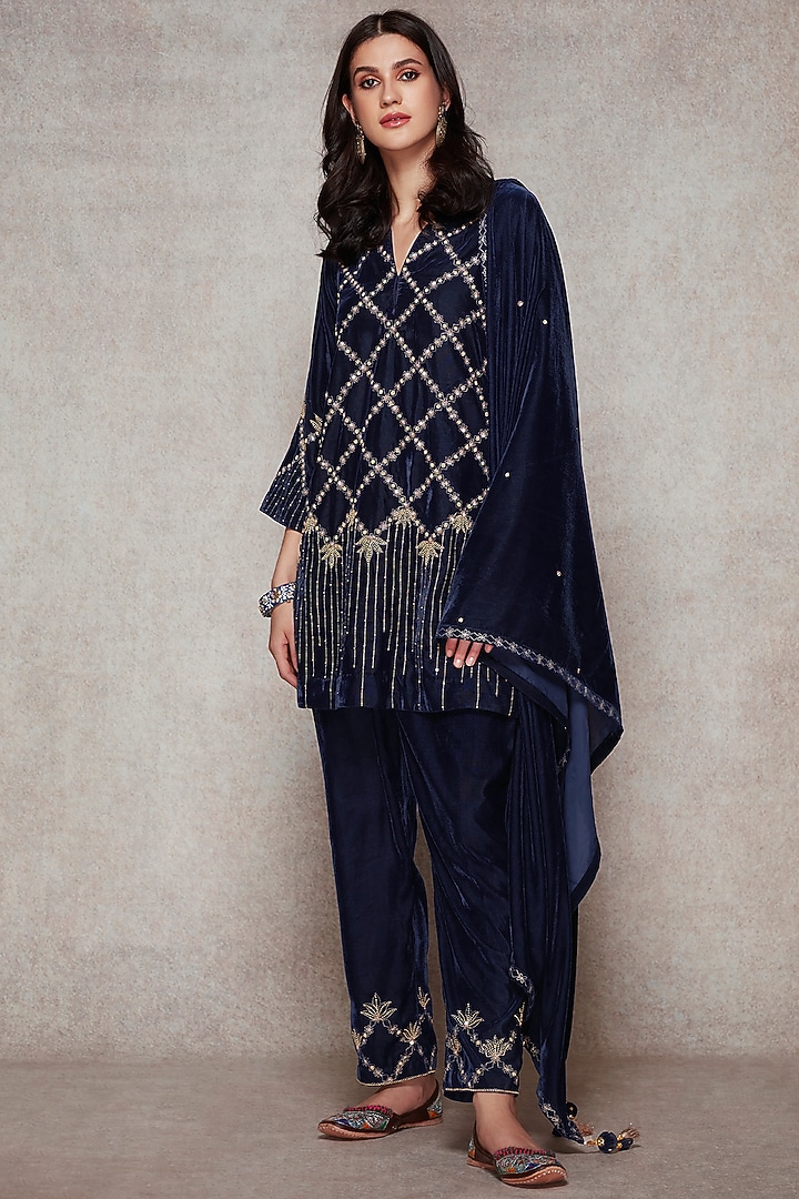 Navy Blue Embroidered Kurta Set by Ajiesh Oberoi at Pernia's Pop Up Shop