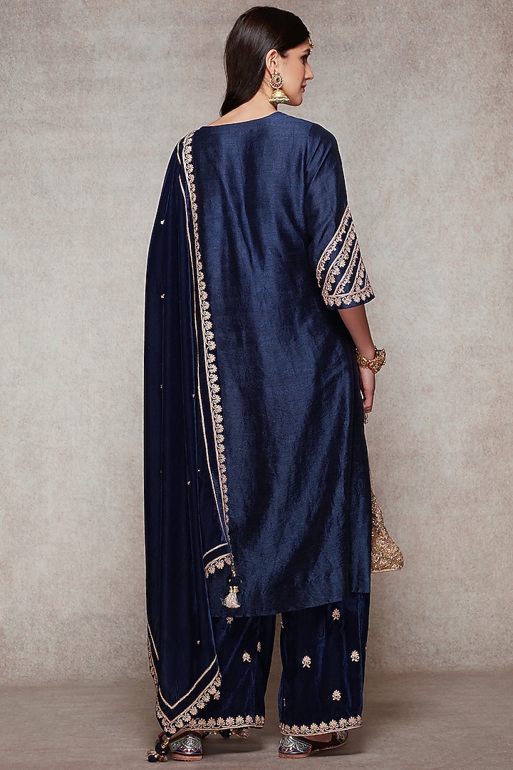 Navy Blue Embroidered Velvet Kurta Set by Ajiesh Oberoi at Pernia's Pop Up Shop