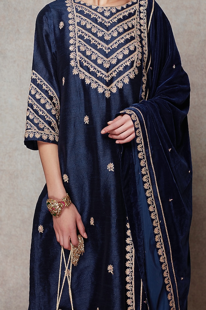Navy Blue Embroidered Velvet Kurta Set by Ajiesh Oberoi at Pernia's Pop Up Shop