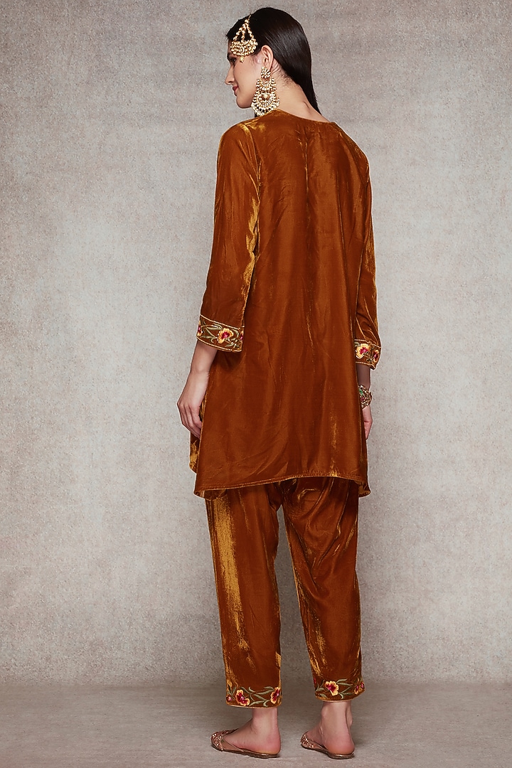 Brown Embroidered Kurta Set by Ajiesh Oberoi at Pernia's Pop Up Shop
