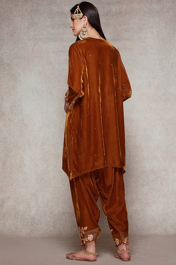 Brown Embroidered Velvet Kurta Set by Ajiesh Oberoi at Pernia's Pop Up Shop