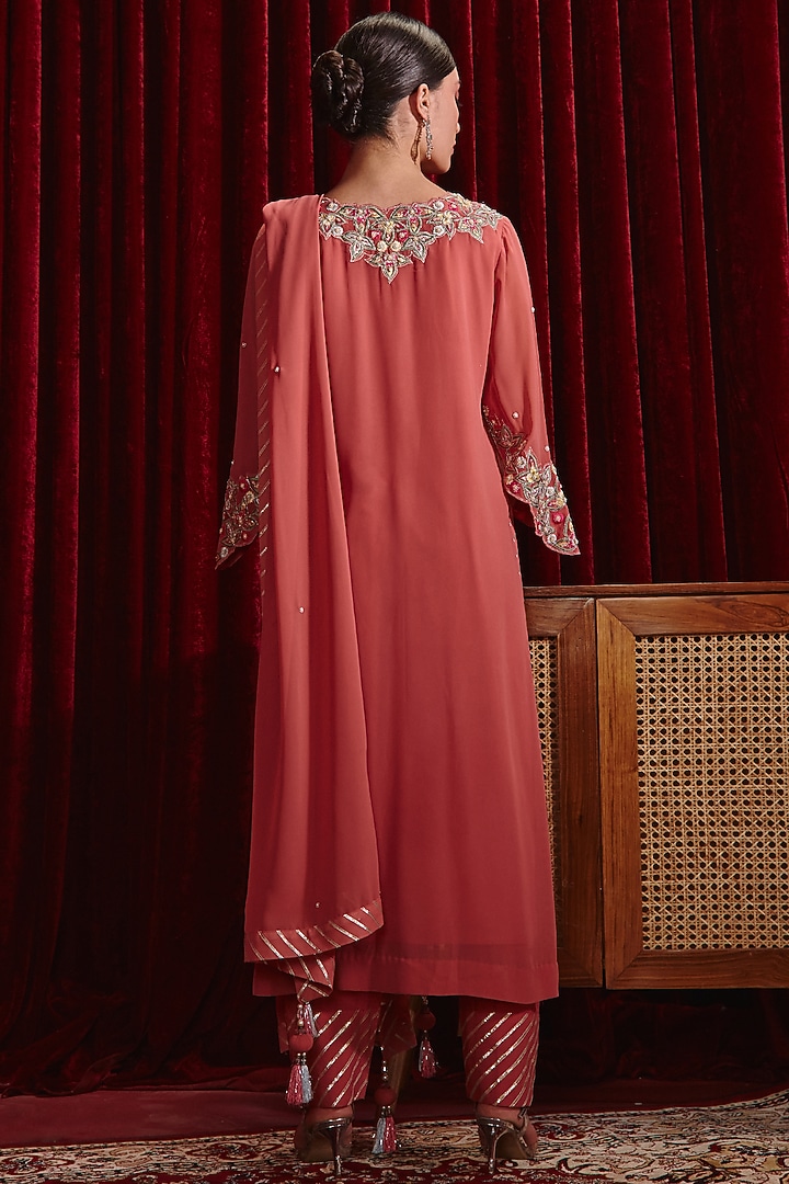 Gajari Pink Georgette & Rayon Embroidered Kurta Set by Ajiesh Oberoi at Pernia's Pop Up Shop