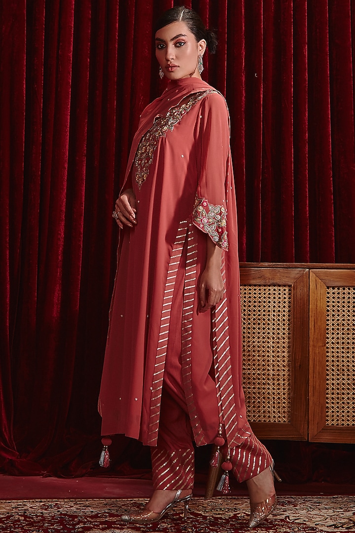 Gajari Pink Georgette & Rayon Embroidered Kurta Set by Ajiesh Oberoi at Pernia's Pop Up Shop