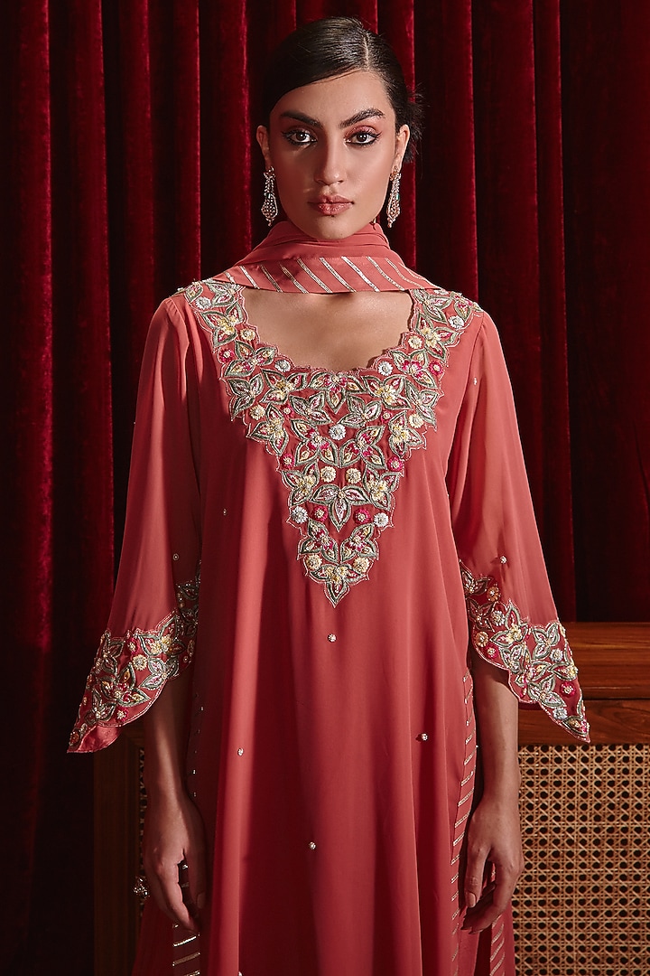 Gajari Pink Georgette & Rayon Embroidered Kurta Set by Ajiesh Oberoi at Pernia's Pop Up Shop