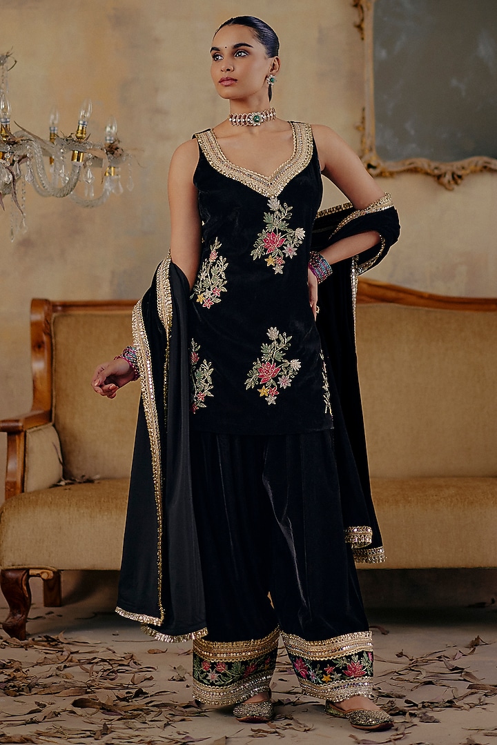 Black Velvet Floral Embroidered Kurta Set by Ajiesh Oberoi at Pernia's Pop Up Shop