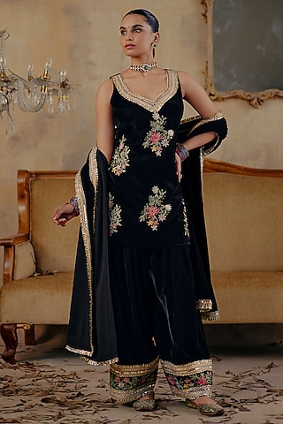 Black Velvet Floral Embroidered Kurta Set by Ajiesh Oberoi