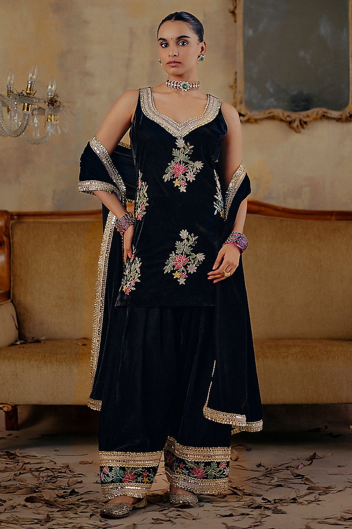 Black Velvet Floral Embroidered Kurta Set by Ajiesh Oberoi at Pernia's Pop Up Shop