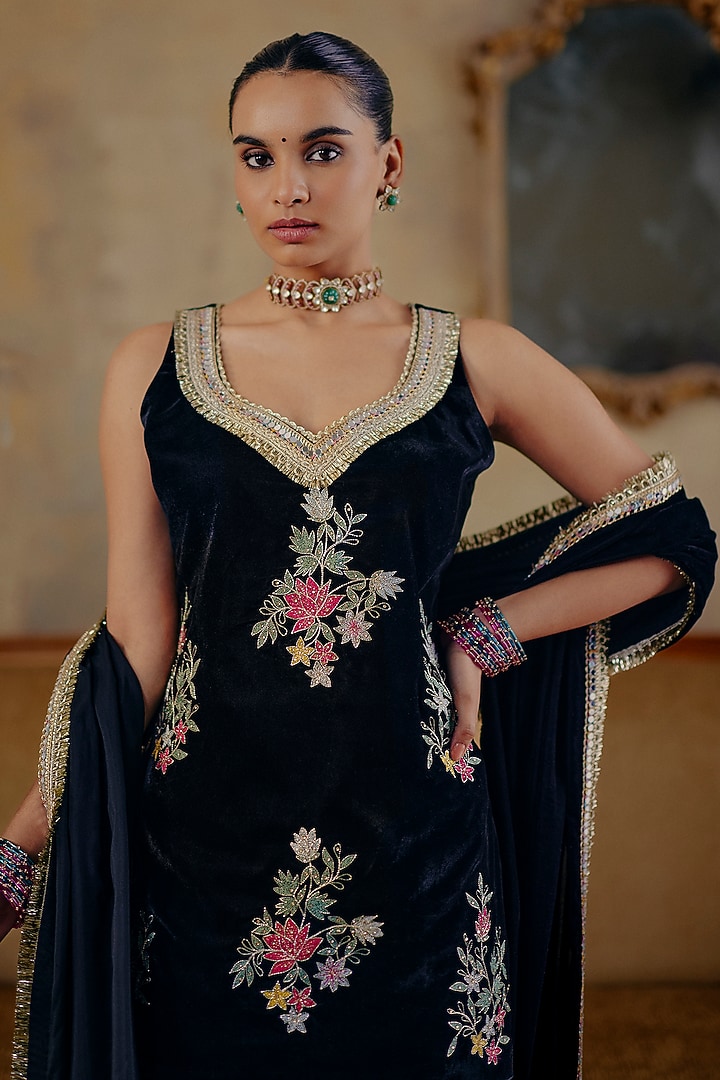 Black Velvet Floral Embroidered Kurta Set by Ajiesh Oberoi at Pernia's Pop Up Shop