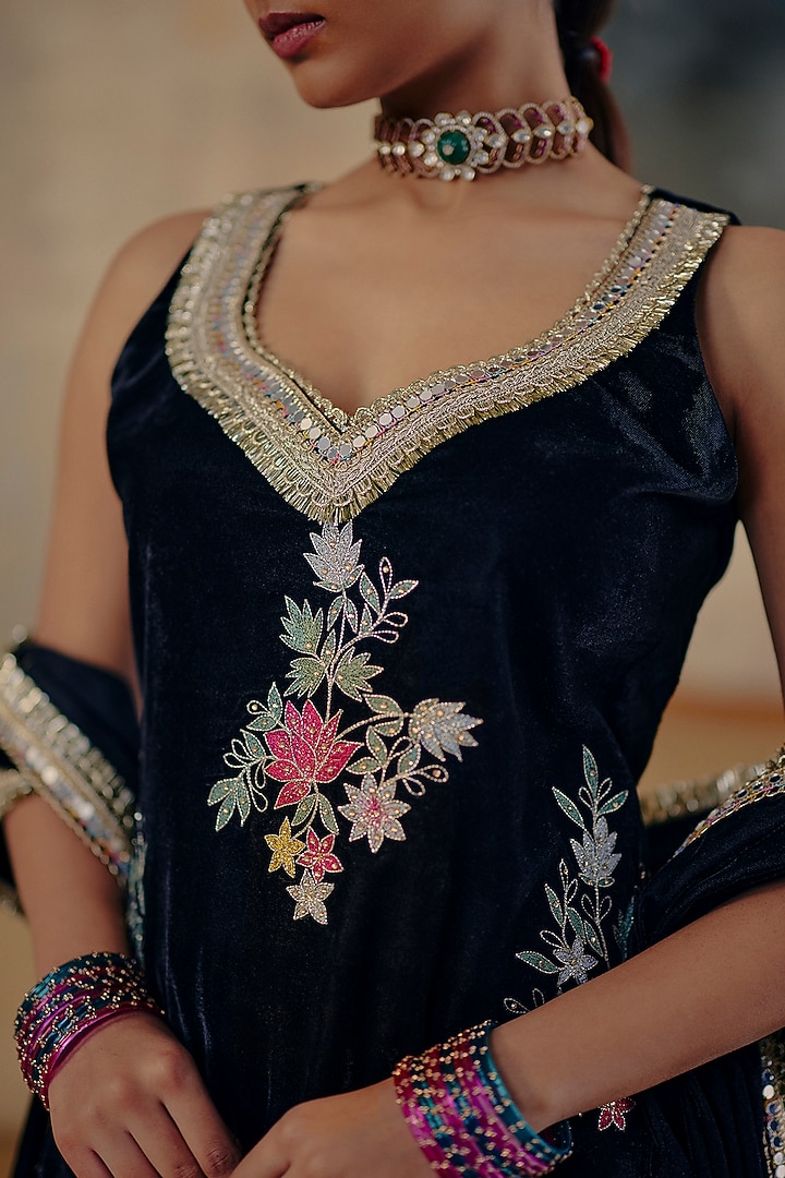 Black Velvet Floral Embroidered Kurta Set by Ajiesh Oberoi at Pernia's Pop Up Shop