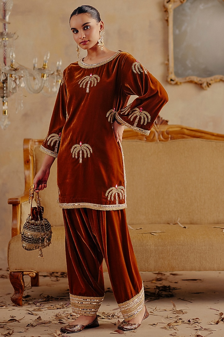 Bronze Velvet Motif Embellished Kurta Set by Ajiesh Oberoi at Pernia's Pop Up Shop