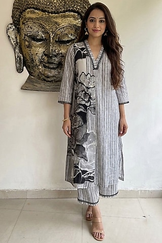 Black & White Bamboo Crepe Floral Printed Kurta Set by Ajiesh Oberoi