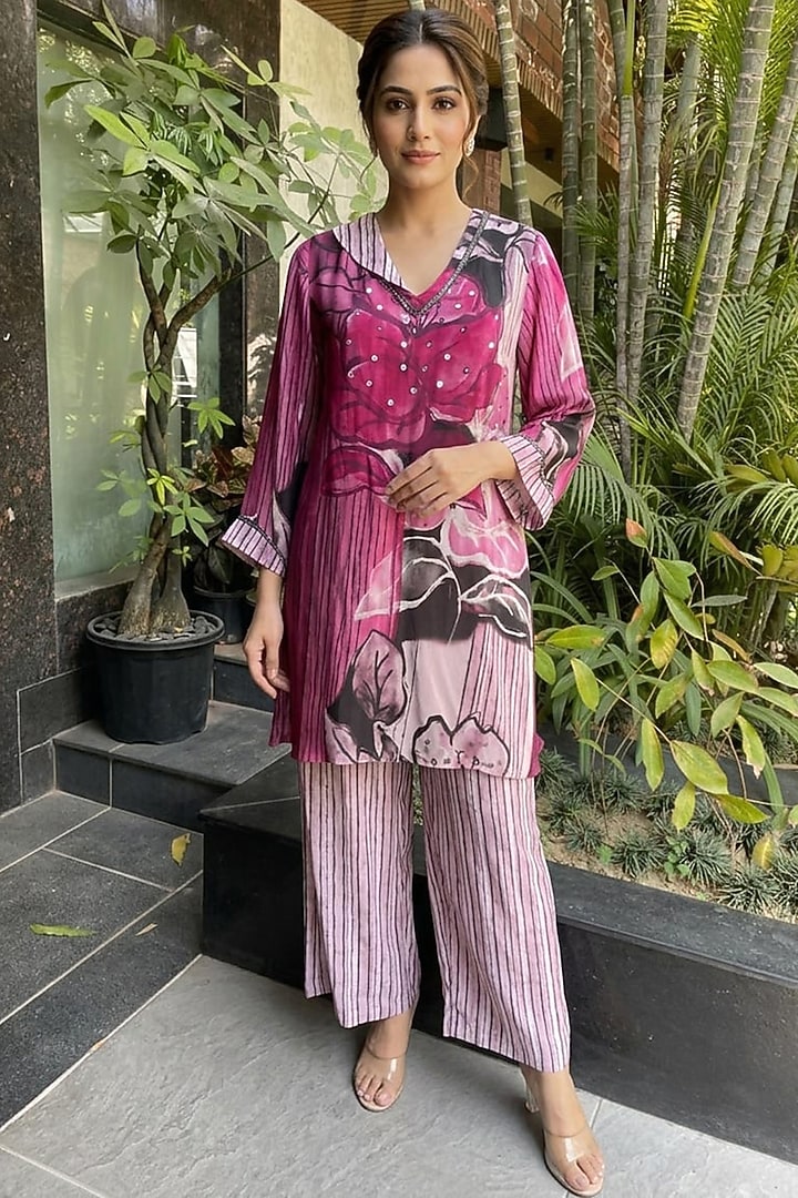 Pink & White Bamboo Crepe Floral Printed Kurta Set by Ajiesh Oberoi at Pernia's Pop Up Shop