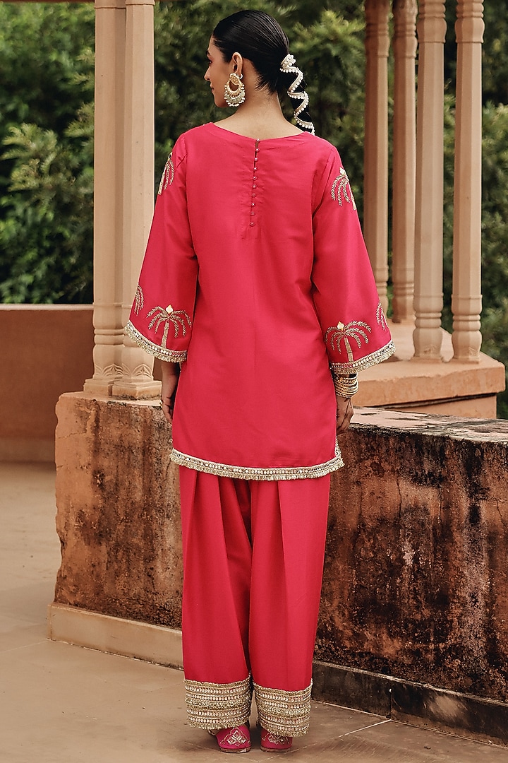 Rani Pink Tissue & Silk Blend Embellished Kurta Set by Ajiesh Oberoi at Pernia's Pop Up Shop