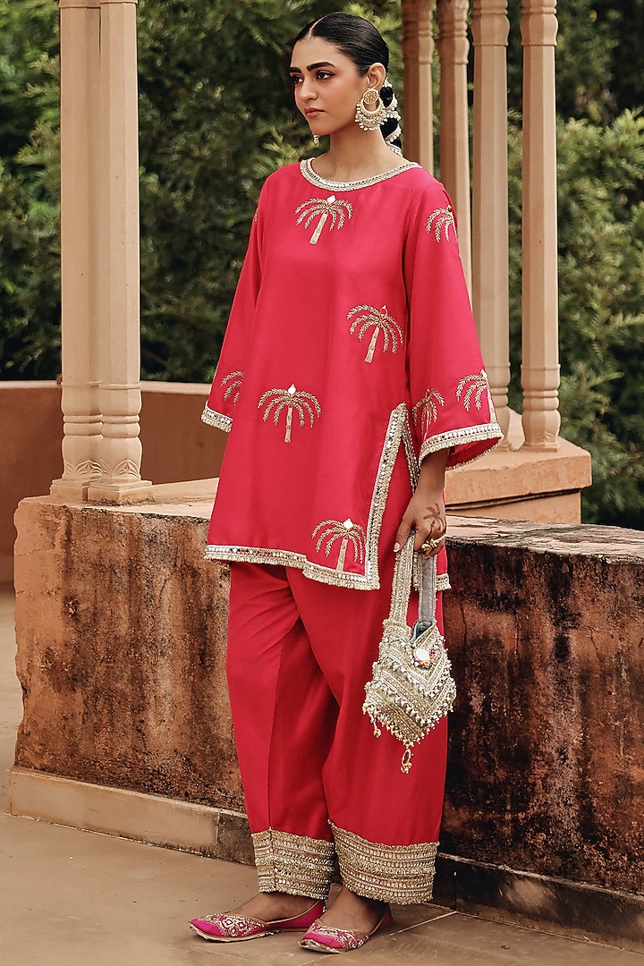Rani Pink Tissue & Silk Blend Embellished Kurta Set by Ajiesh Oberoi at Pernia's Pop Up Shop