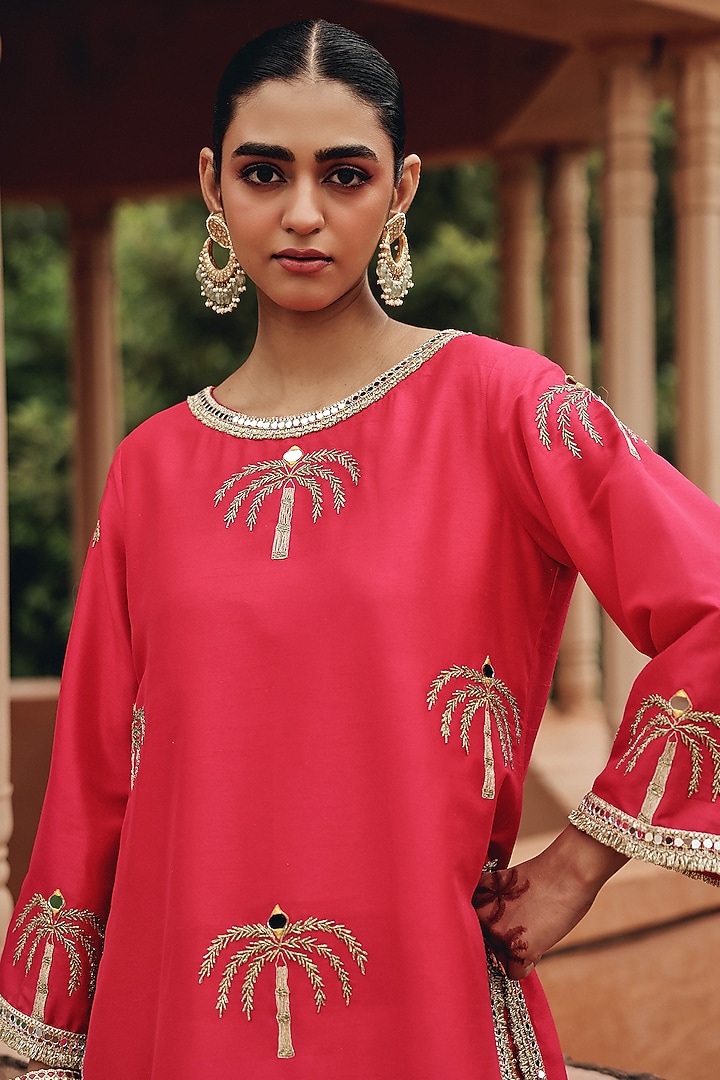 Rani Pink Tissue & Silk Blend Embellished Kurta Set by Ajiesh Oberoi at Pernia's Pop Up Shop