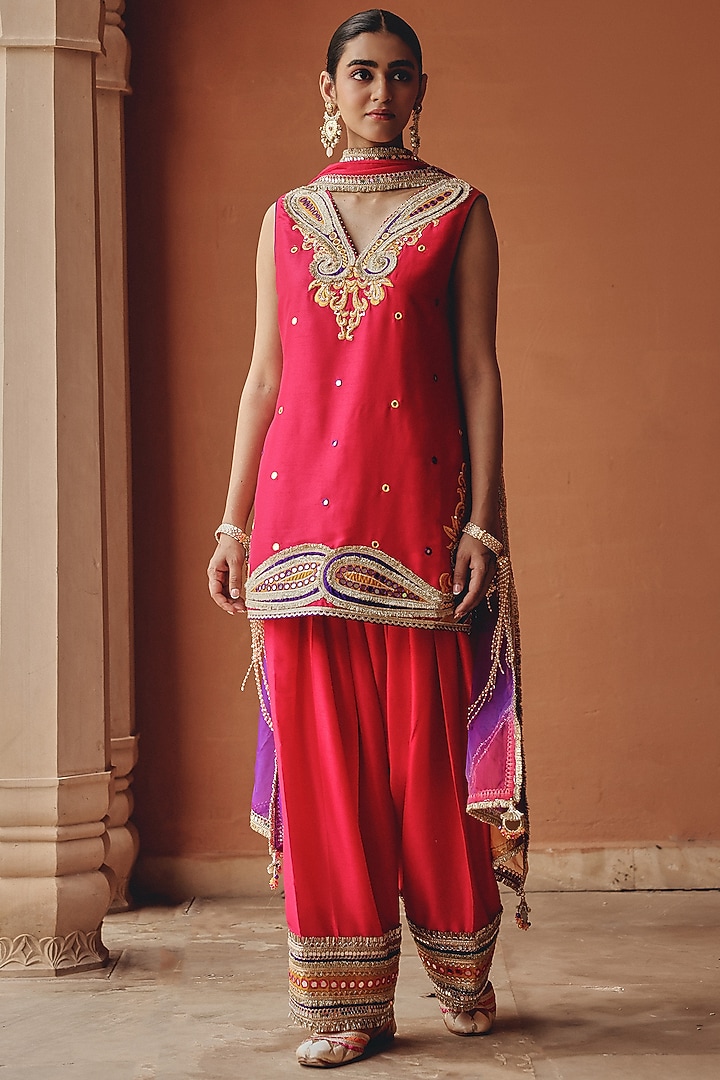 Rani Pink Silk Blend Paisley Embroidered Kurta Set by Ajiesh Oberoi at Pernia's Pop Up Shop