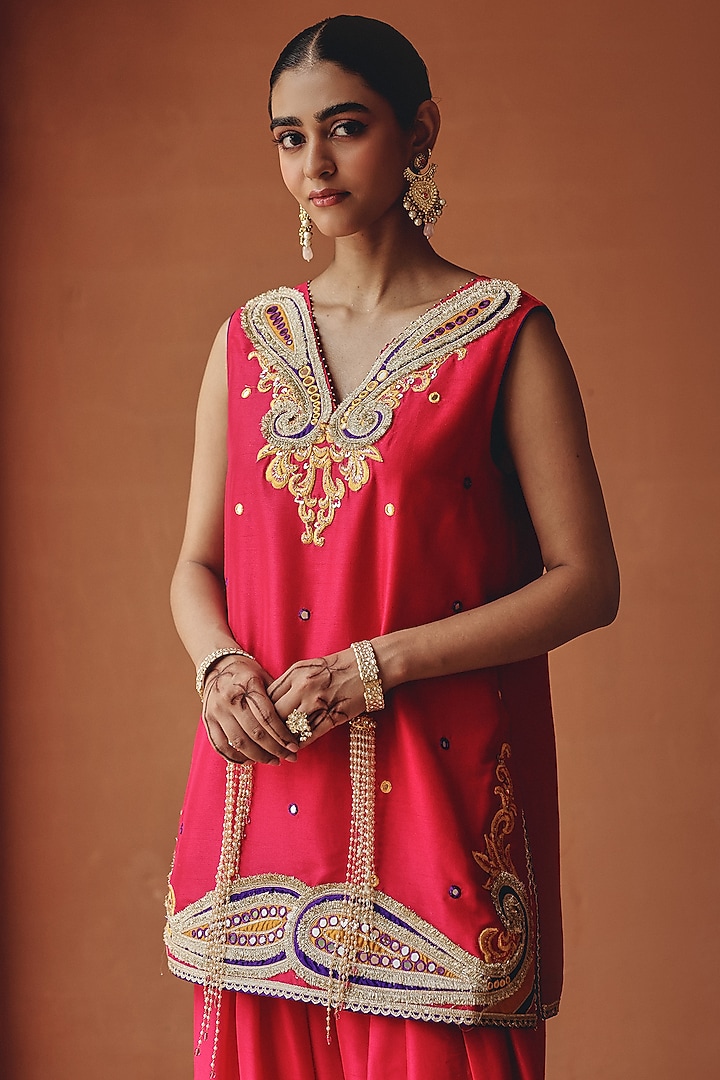 Rani Pink Silk Blend Paisley Embroidered Kurta Set by Ajiesh Oberoi at Pernia's Pop Up Shop