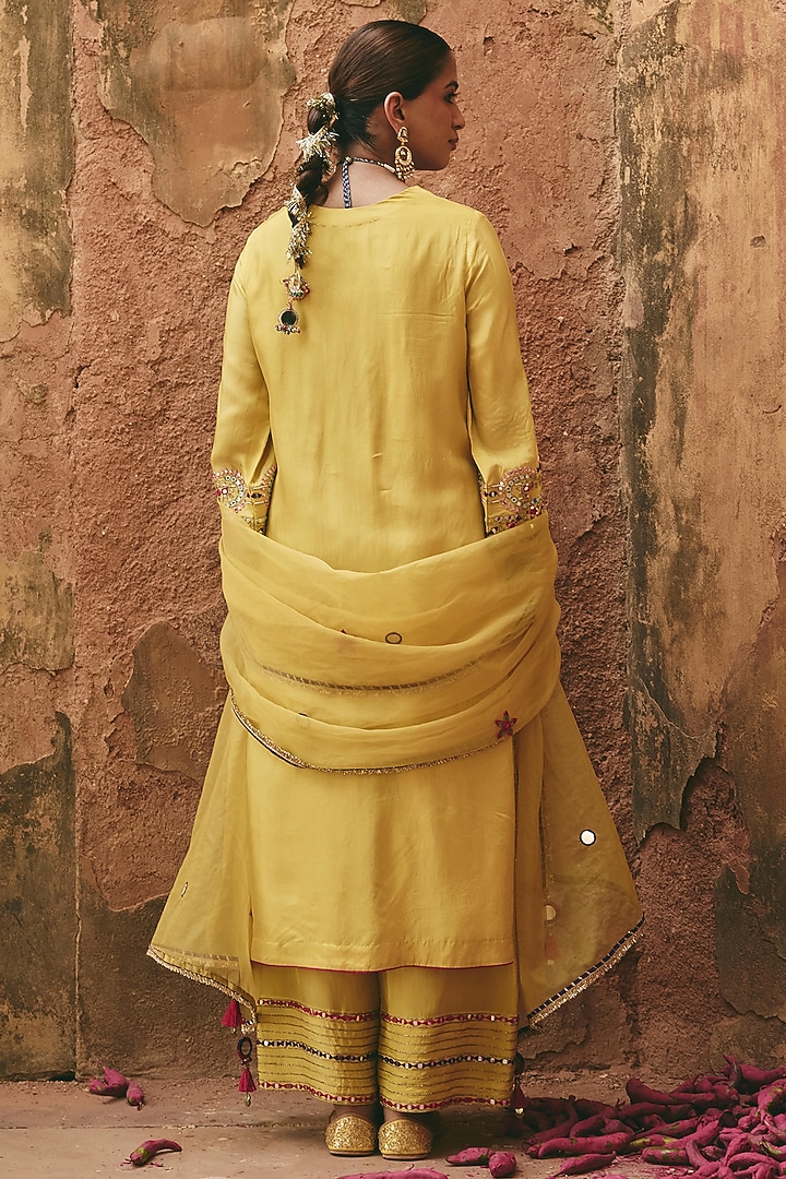 Yellow Bamboo Pure Silk & Organza Embroidered Kurta Set by Ajiesh Oberoi at Pernia's Pop Up Shop