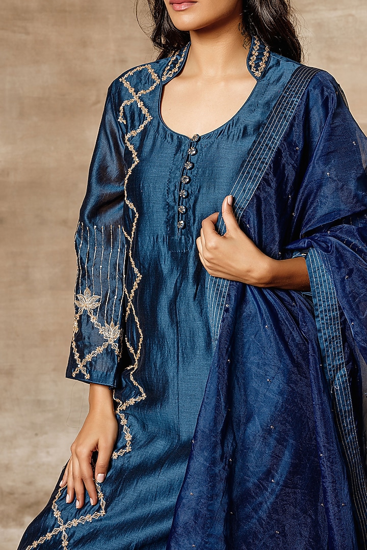 Navy Blue Embroidered Straight Kurta Set by Ajiesh Oberoi at Pernia's Pop Up Shop
