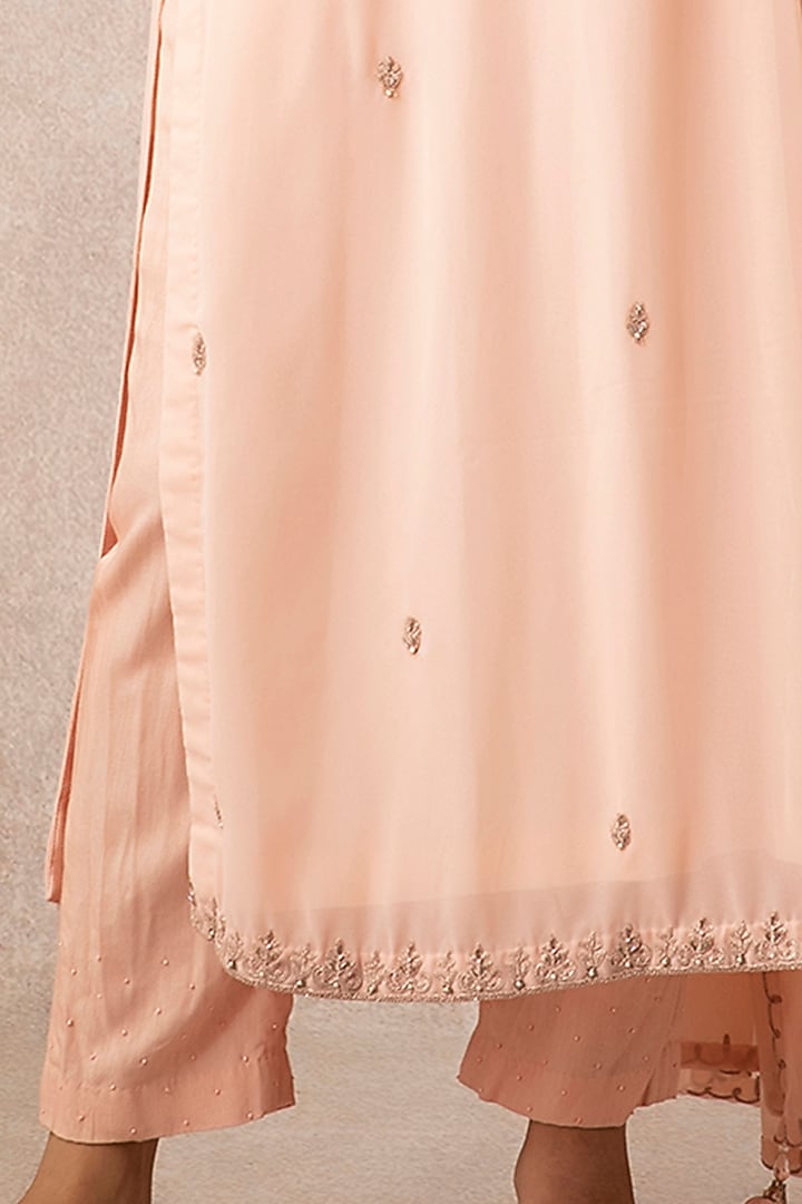 Peach Georgette Kurta Set by Ajiesh Oberoi at Pernia's Pop Up Shop