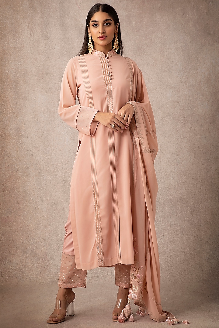 Peach Resham Embroidered Kurta Set by Ajiesh Oberoi at Pernia's Pop Up Shop