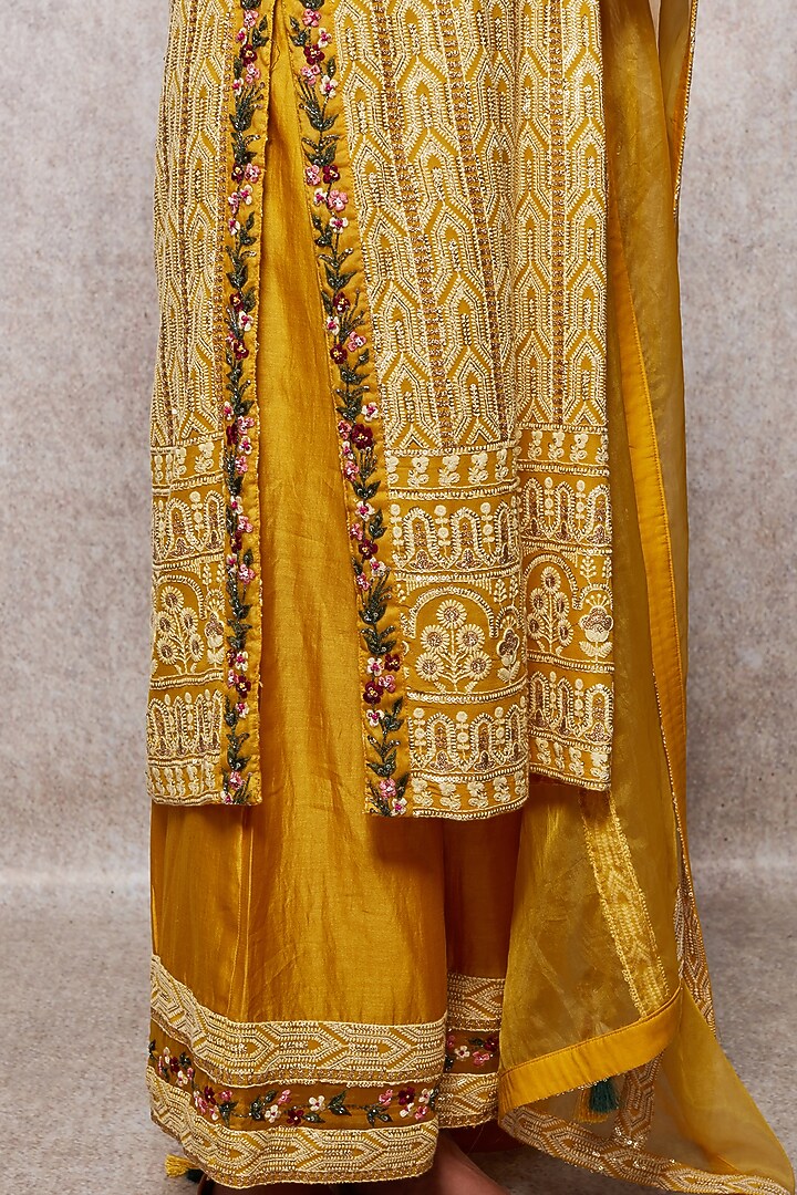 Mustard Embroidered Chikankari Straight Kurta Set by Ajiesh Oberoi at Pernia's Pop Up Shop