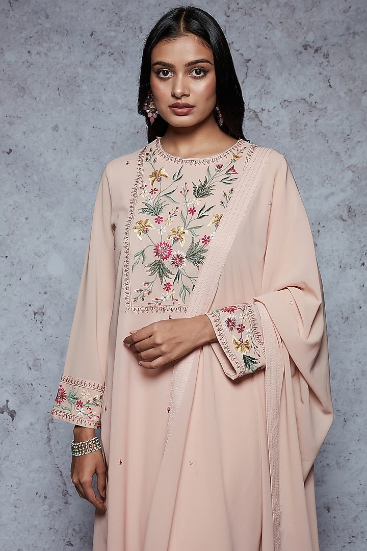 Salmon Embroidered Kurta Set by Ajiesh Oberoi at Pernia's Pop Up Shop