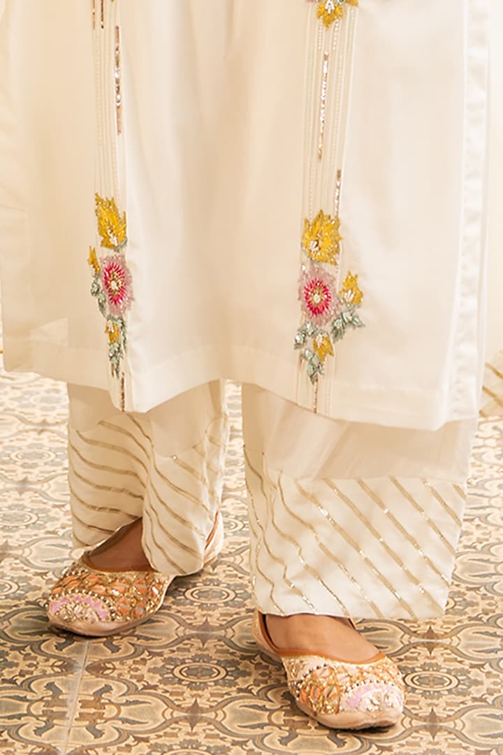 Ivory Mulmul & Rayon Embroidered Kurta Set by Ajiesh Oberoi at Pernia's Pop Up Shop