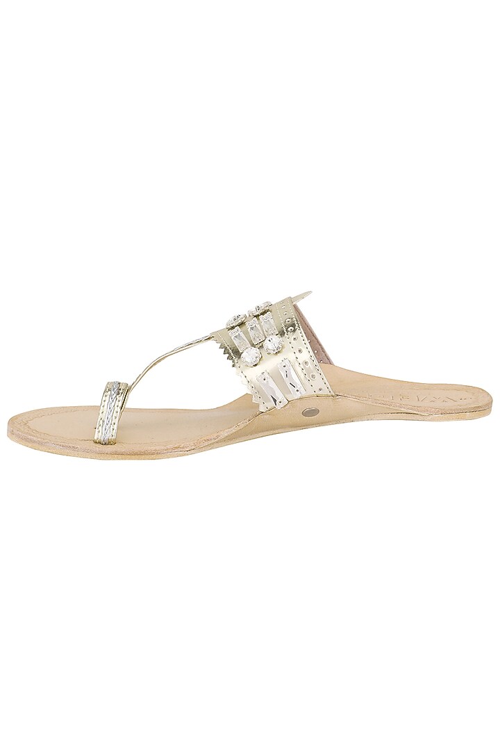 Natural white and beige Classic Kolhapuri Sandal available only at Pernia's Pop Up Shop.