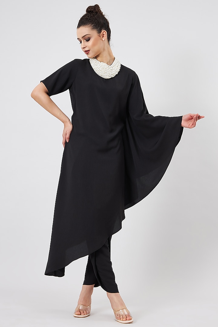 Black Moss Crepe Embellished Kurta Set by Aakaar at Pernia's Pop Up Shop