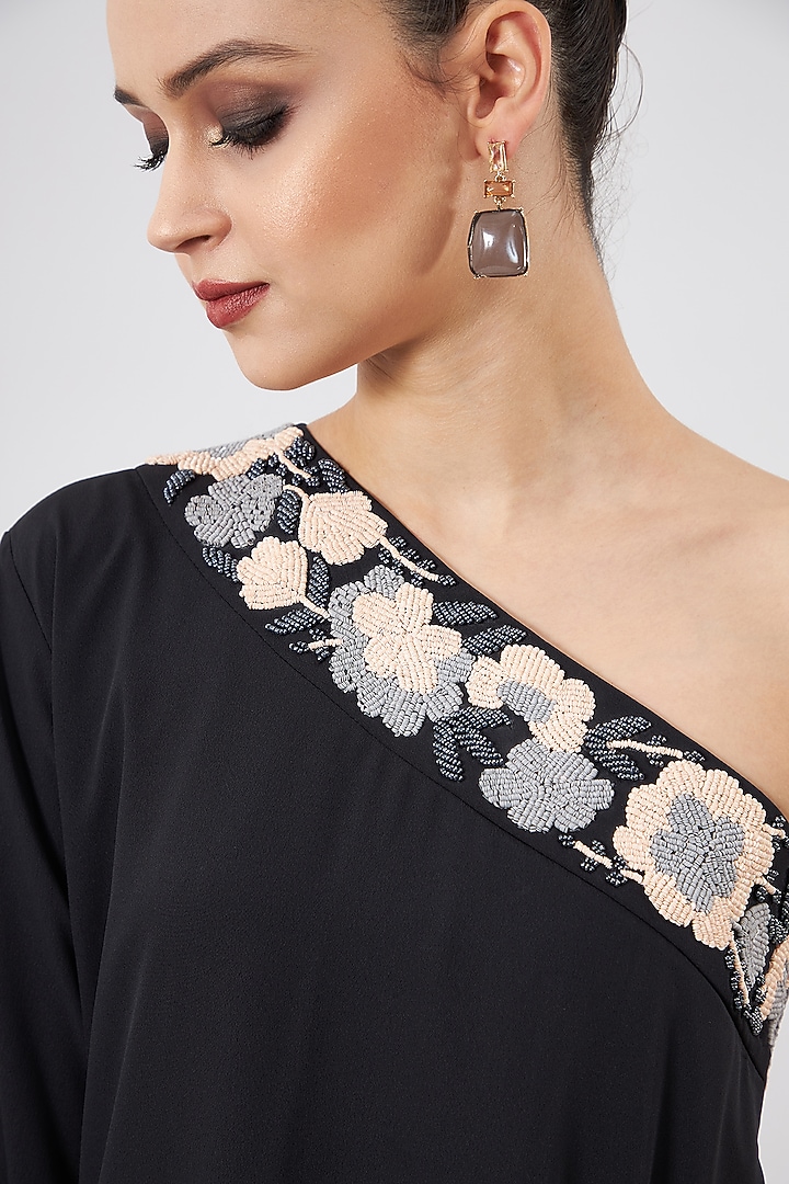 Black Moss Crepe Embellished Kaftan Set by Aakaar at Pernia's Pop Up Shop