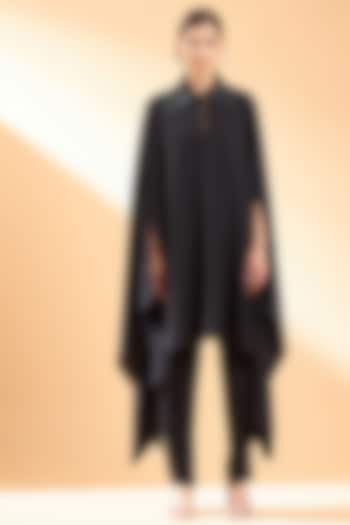 Black Moss Crepe Embroidered Kurta Set by Aakaar at Pernia's Pop Up Shop