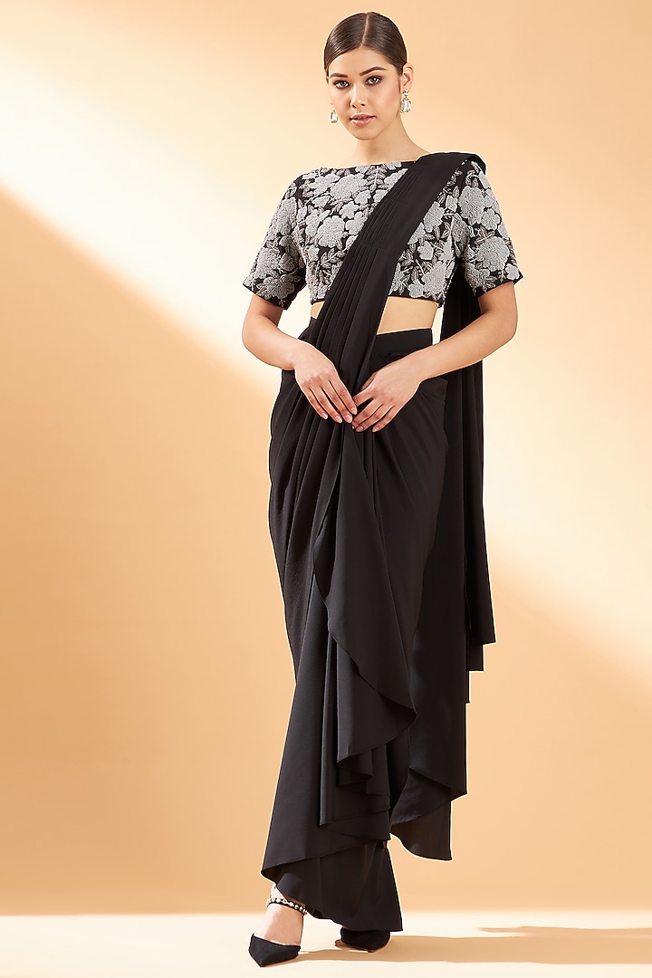 Black Moss Crepe Pre-Draped Party Wear Saree Set by Aakaar at Pernia's Pop Up Shop