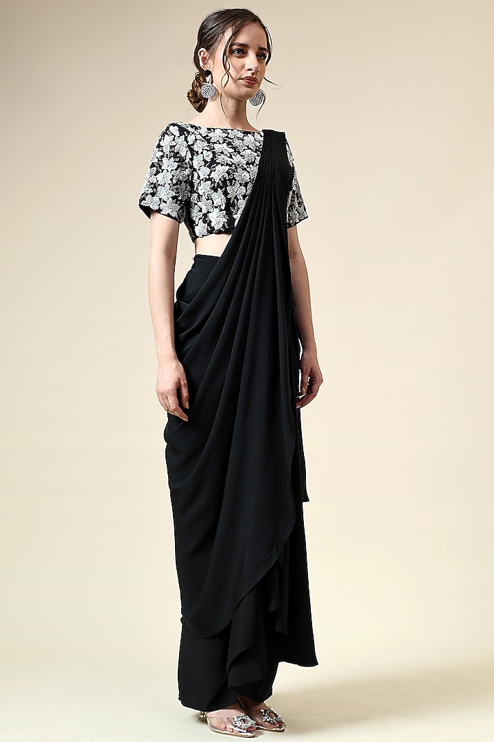 Black Moss Crepe Pre-Draped Party Wear Saree Set by Aakaar at Pernia's Pop Up Shop