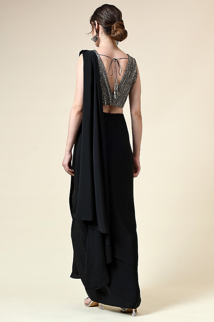 Black Moss Crepe Pre-Draped Party Wear Saree Set by Aakaar at Pernia's Pop Up Shop