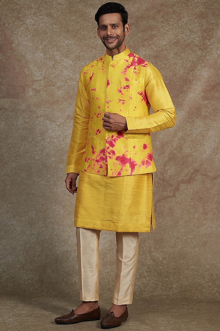 Yellow Raw Silk Tie-Dye Bundi Jacket With Kurta Set by Akanksha Gajria Men