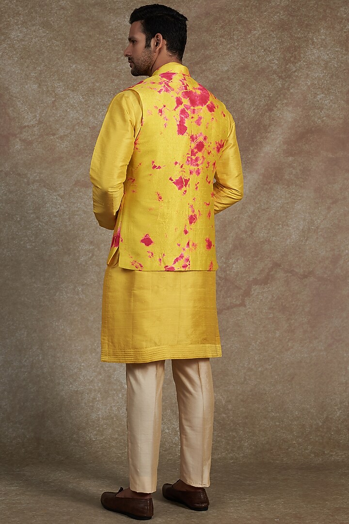 Yellow Raw Silk Tie-Dye Printed Bundi Jacket Set by Akanksha Gajria Men at Pernia's Pop Up Shop