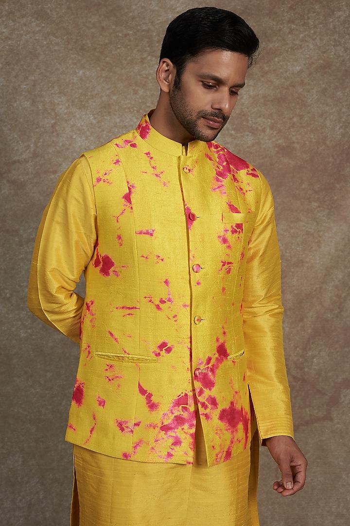 Yellow Raw Silk Tie-Dye Printed Bundi Jacket Set by Akanksha Gajria Men at Pernia's Pop Up Shop