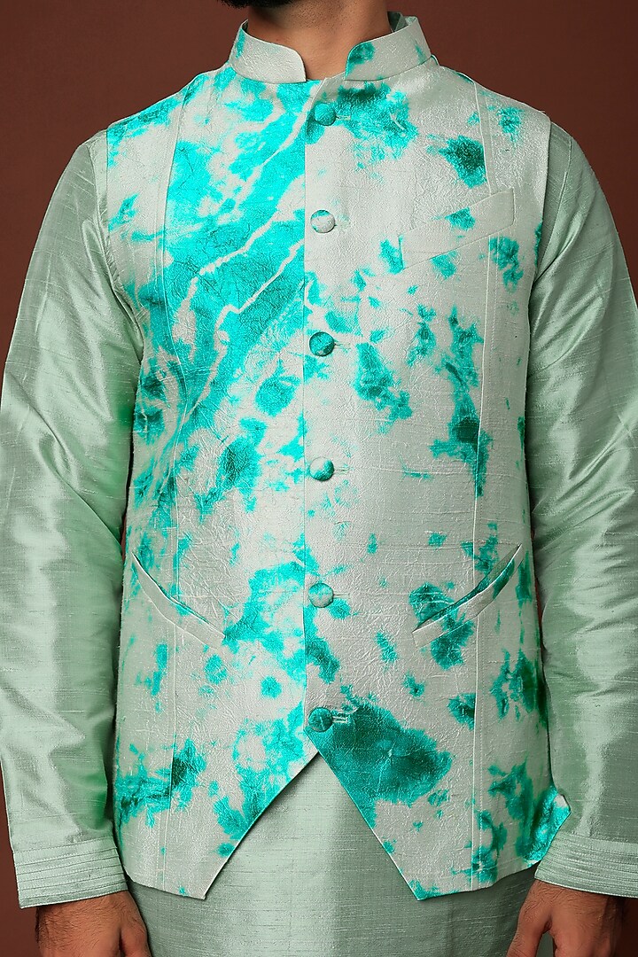 Blue Raw Silk Handmade Tie-Dye Printed Bundi Jacket Set by Akanksha Gajria Men at Pernia's Pop Up Shop