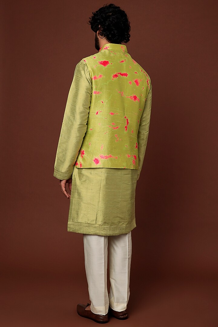 Green & Pink Raw Silk Tie-Dye Printed Bundi Jacket Set by Akanksha Gajria Men at Pernia's Pop Up Shop