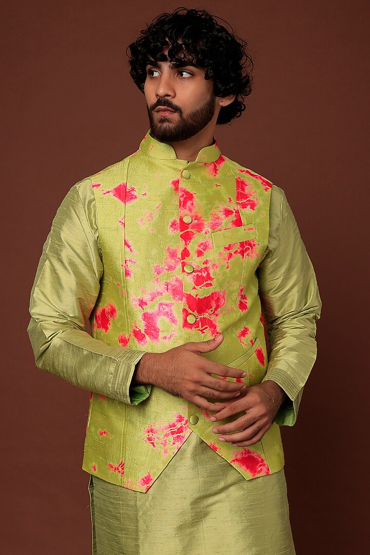 Green & Pink Raw Silk Tie-Dye Printed Bundi Jacket Set by Akanksha Gajria Men at Pernia's Pop Up Shop
