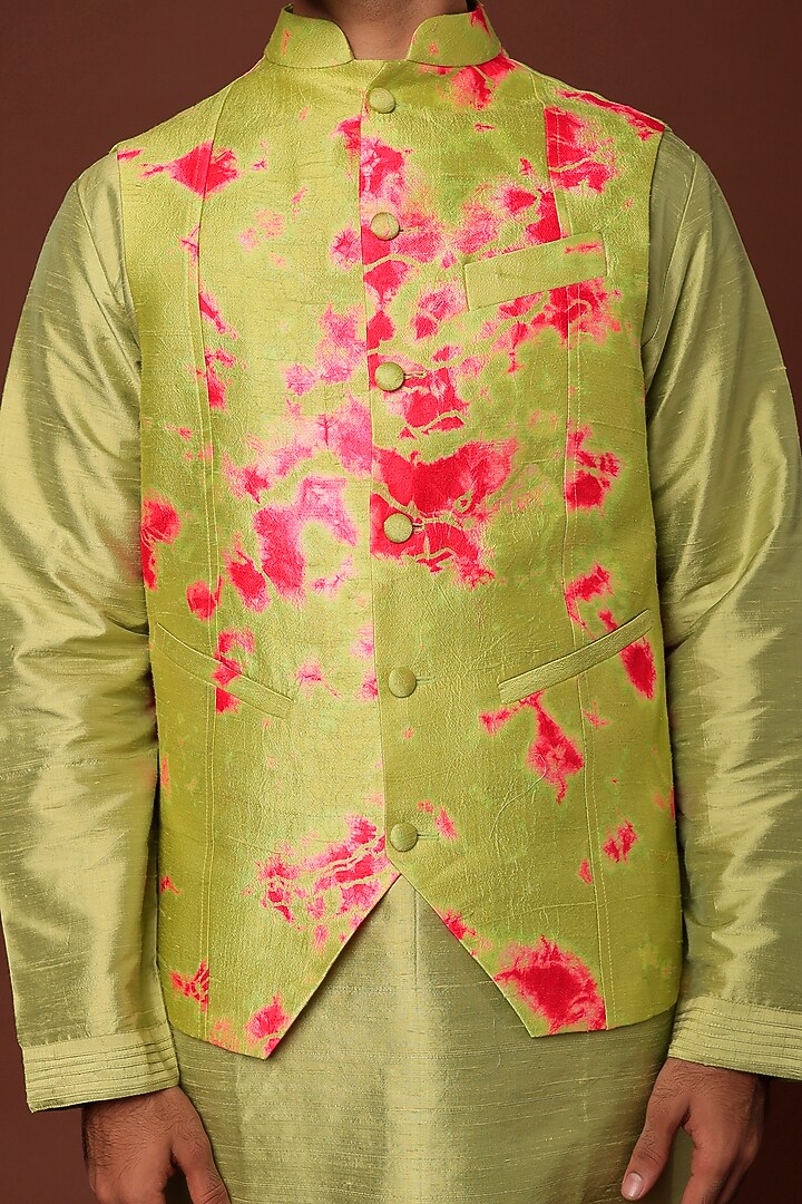 Green & Pink Raw Silk Tie-Dye Printed Bundi Jacket Set by Akanksha Gajria Men at Pernia's Pop Up Shop