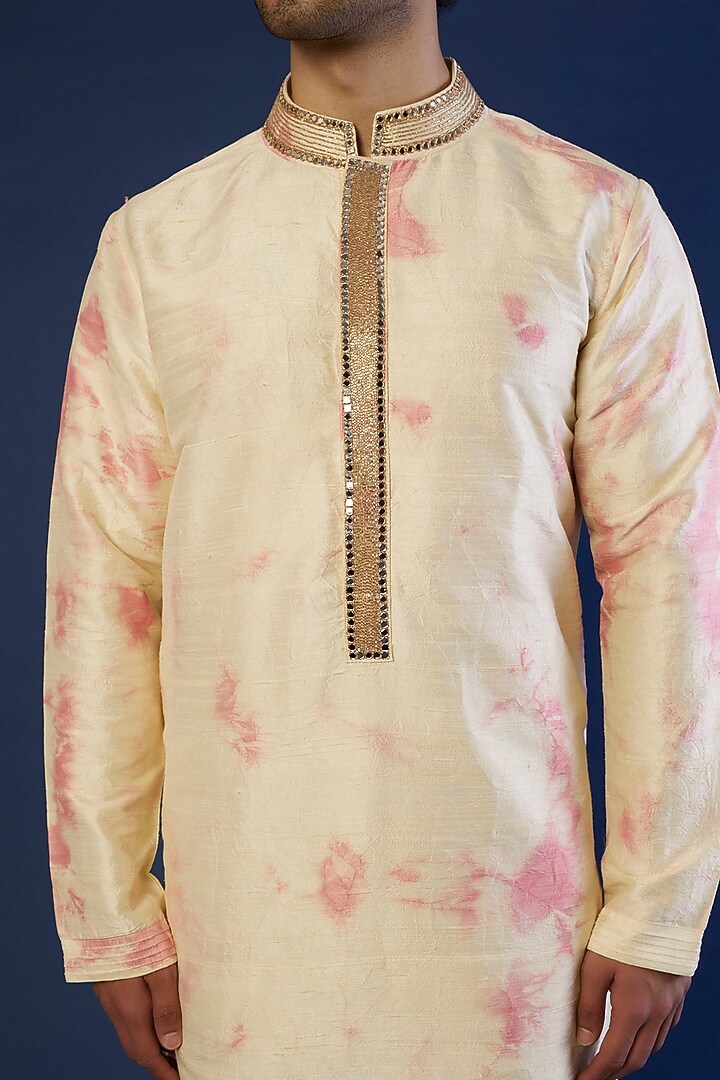 Off-White Raw Silk Printed & Mirror Embroidered Kurta Set by Akanksha Gajria Men at Pernia's Pop Up Shop