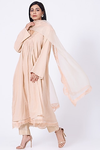 Peach Aari Embroidered Kurta Set by Amrita KM