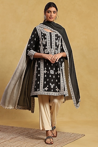 Black Crepe & Silk Embroidered Kurta Set by Akriti by Ritika
