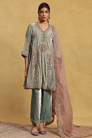 Green Velvet Resham & Dori Hand Embroidered Kurta Set by Akriti by Ritika