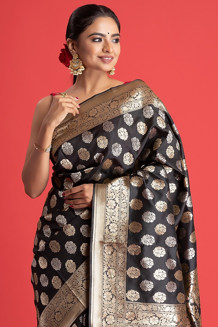 Black Handloom Katan Silk Banarasi Festive Saree Set by Albis Jaipur at Pernia's Pop Up Shop