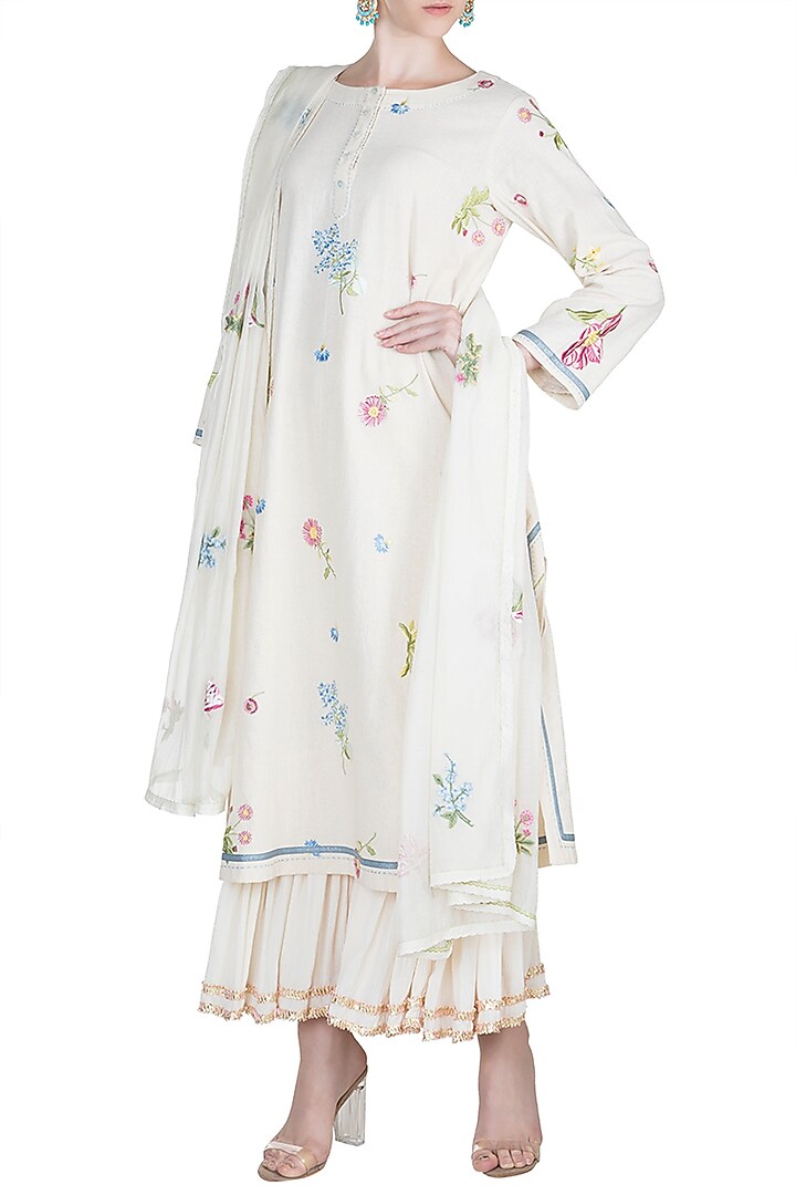 Off White Chikankari Embroidered Kurta With Dupatta by Alkaline by Alka Suman at Pernia's Pop Up Shop